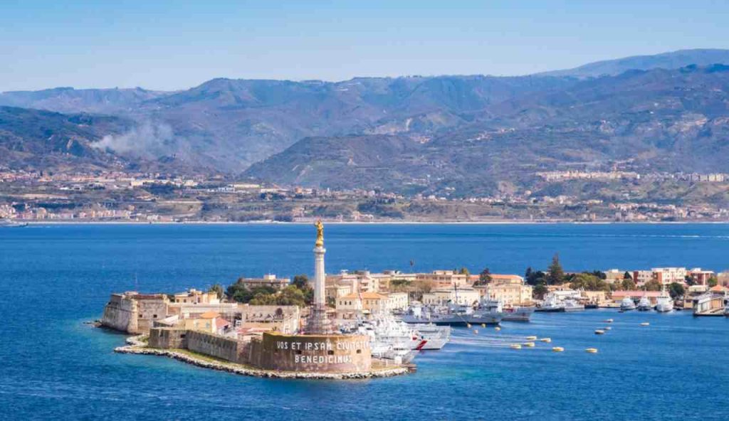 Stretto di Messina in panorama