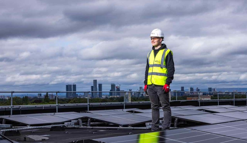 Uomo durante l'installazione di un impianto fotovoltaico