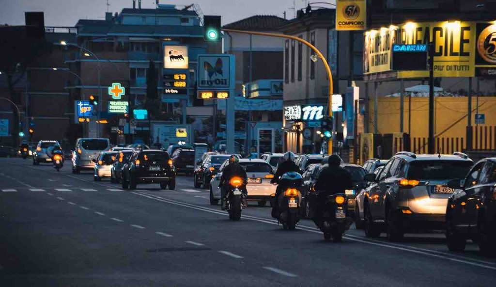 Traffico di Roma di notte