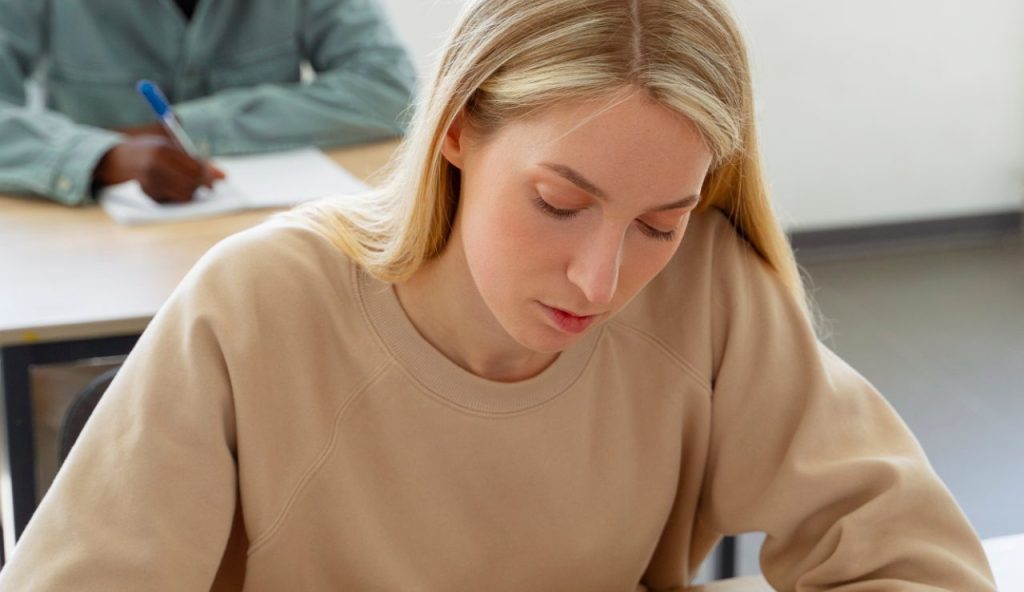 Giovane donna che studia